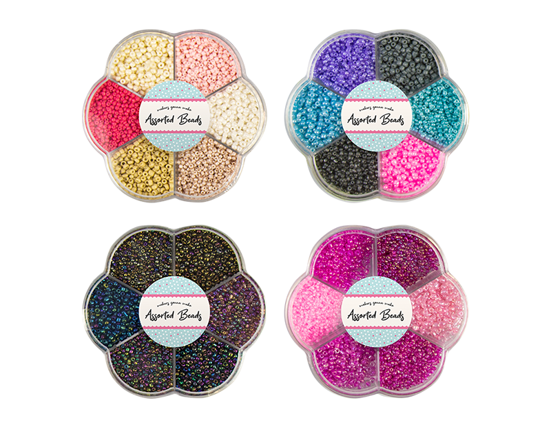 Sortiment af små perler i forskellige størrelser og farver. Disse perler, der typisk bruges til broderi, limning på overflader eller andre smarte udsmykninger, er en afgørende komponent til enhver håndværkers samling. Perlerne leveres i en gennemsigtig, blomsterformet beholder med låg med de forskellige perletyper adskilt i 'blade' rum.